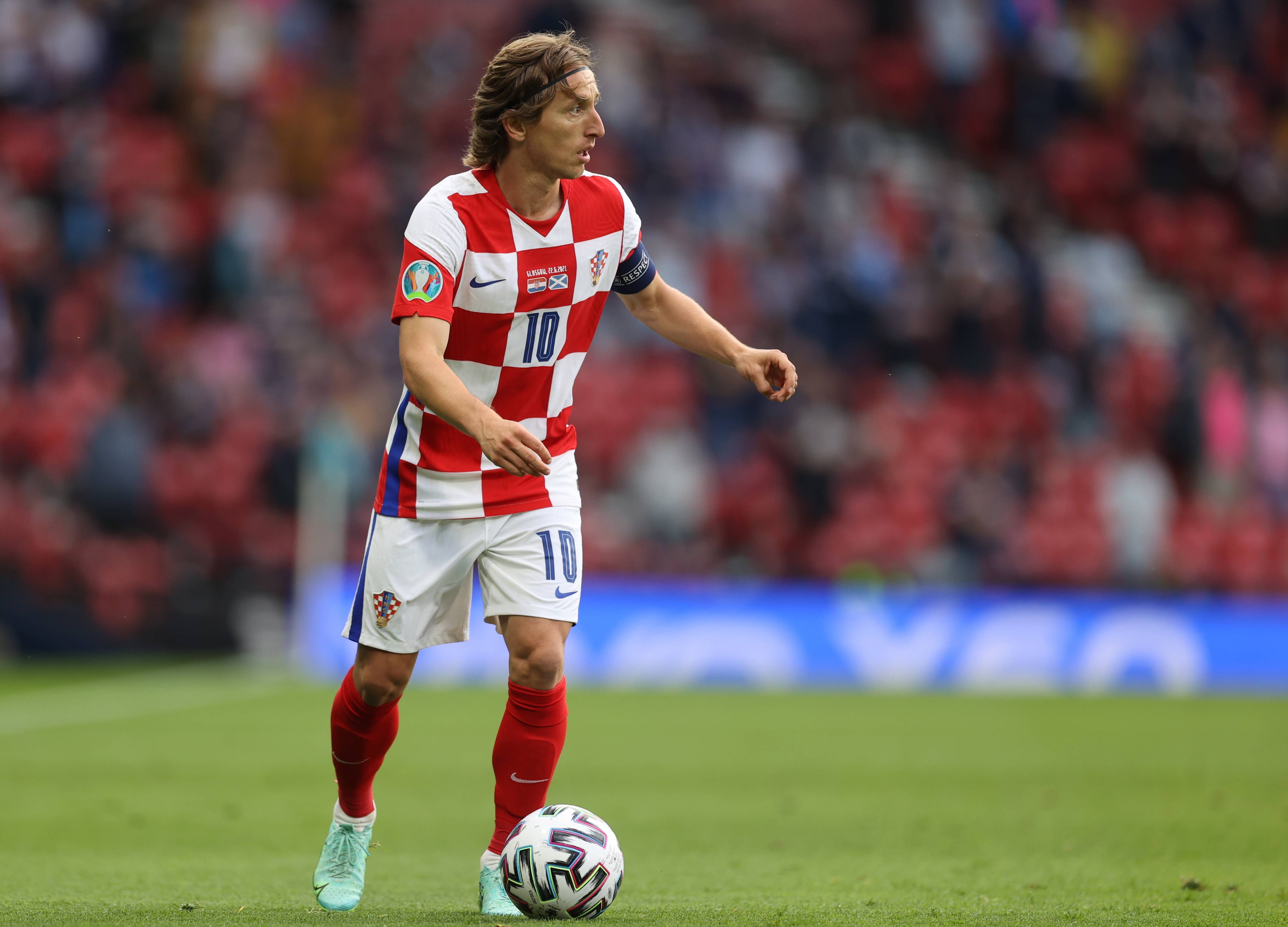 助罗马升至意甲榜首，斯维拉尔达成罗马生涯100场里程碑