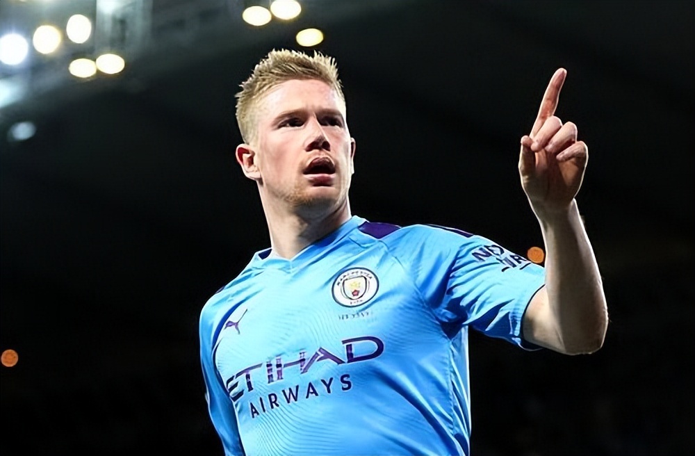 内马尔从中场跑回禁区开门球，结果队友直接开大脚让他无语